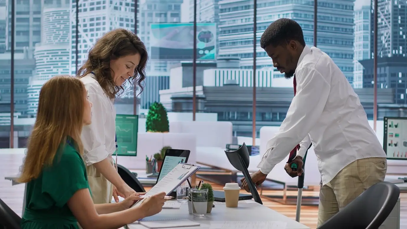 Бизнесмен, передвигающийся на костылях, приходит на собеседование на новую должность.