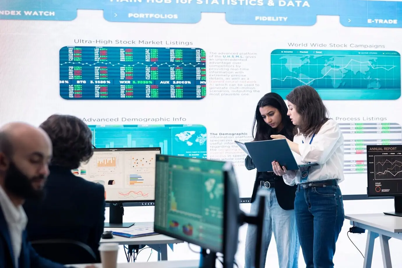 Профессиональная группа аффилированных лиц по прогнозам работает в комнате мониторинга.